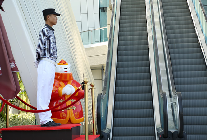 商場保安站崗風(fēng)采